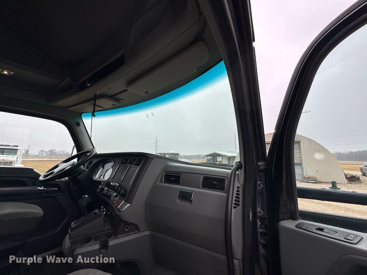 image for item DO0362 2018 Kenworth T680 semi truck