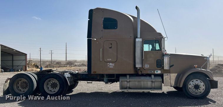 image for item DP6128 2000 Freightliner FLD120 semi truck
