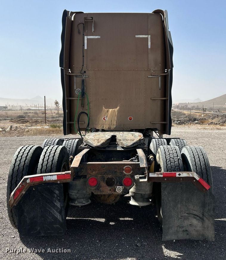 image for item DP6128 2000 Freightliner FLD120 semi truck