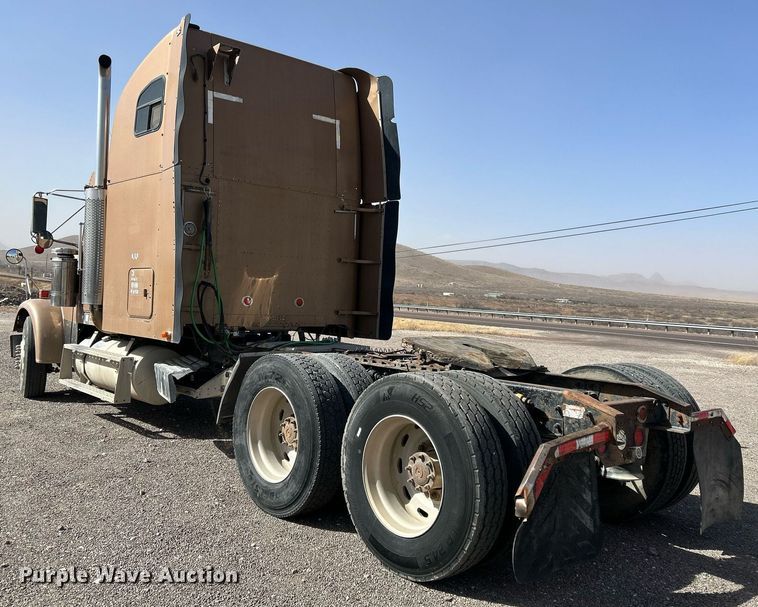 image for item DP6128 2000 Freightliner FLD120 semi truck