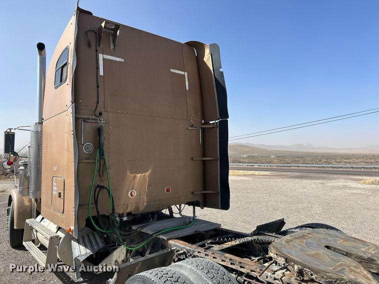 image for item DP6128 2000 Freightliner FLD120 semi truck