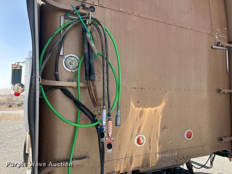 image for item DP6128 2000 Freightliner FLD120 semi truck