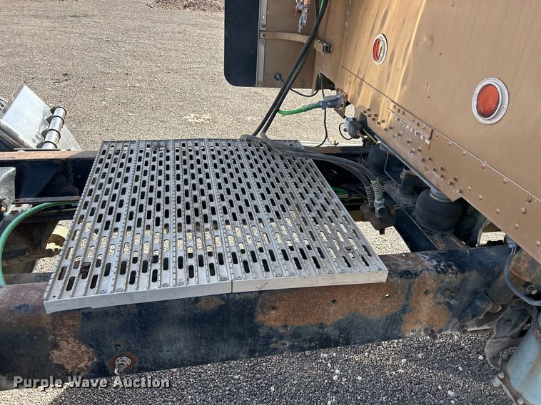 image for item DP6128 2000 Freightliner FLD120 semi truck