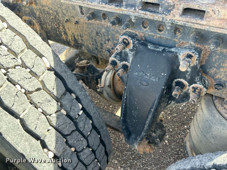 image for item DP6128 2000 Freightliner FLD120 semi truck