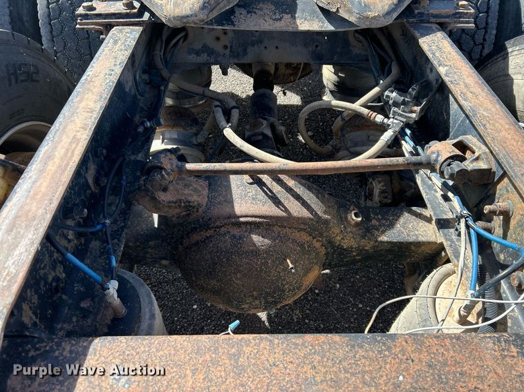 image for item DP6128 2000 Freightliner FLD120 semi truck