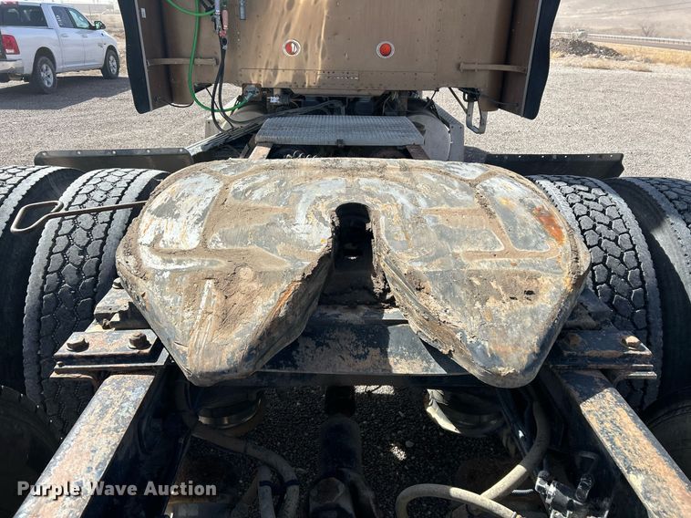 image for item DP6128 2000 Freightliner FLD120 semi truck