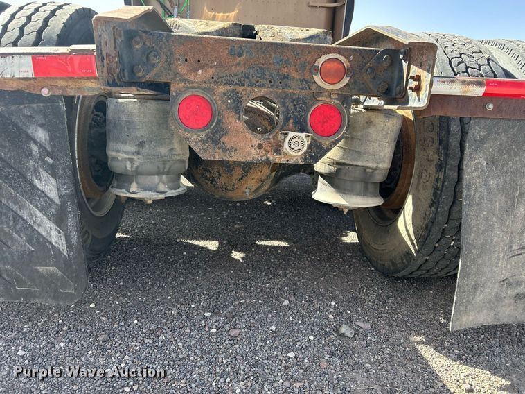 image for item DP6128 2000 Freightliner FLD120 semi truck