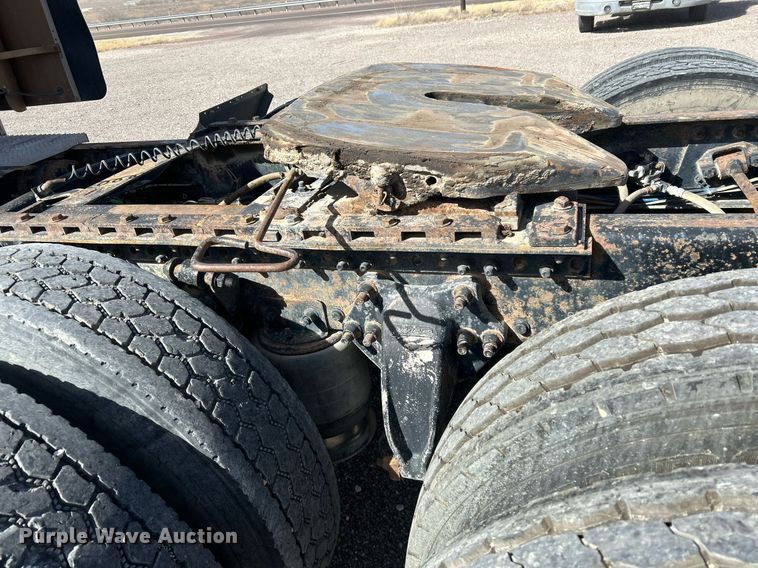 image for item DP6128 2000 Freightliner FLD120 semi truck