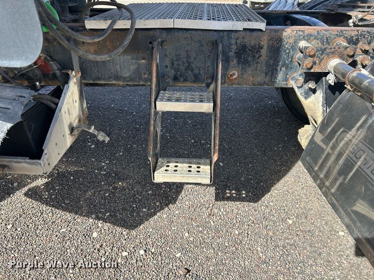 image for item DP6128 2000 Freightliner FLD120 semi truck