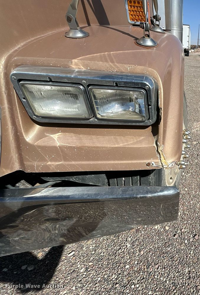 image for item DP6128 2000 Freightliner FLD120 semi truck