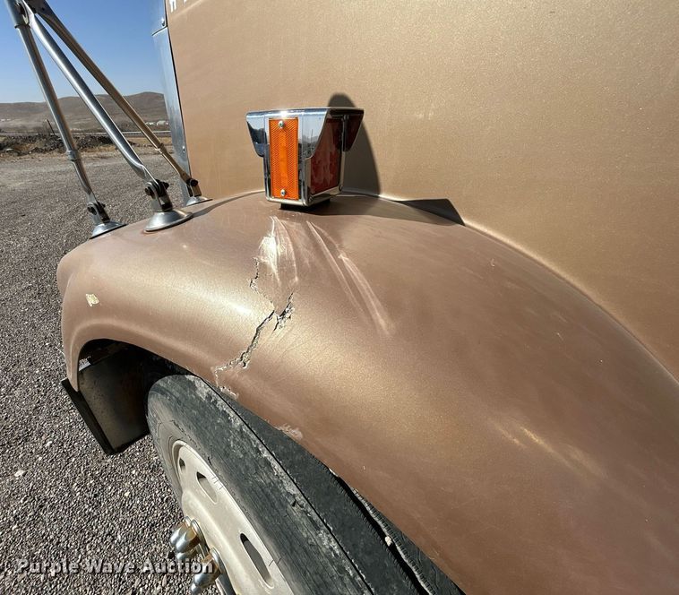 image for item DP6128 2000 Freightliner FLD120 semi truck