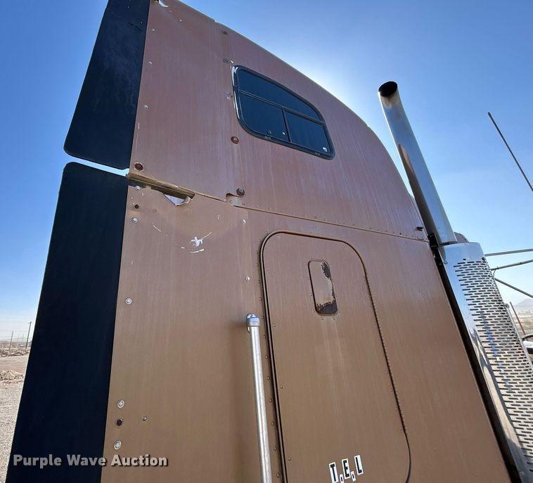 image for item DP6128 2000 Freightliner FLD120 semi truck