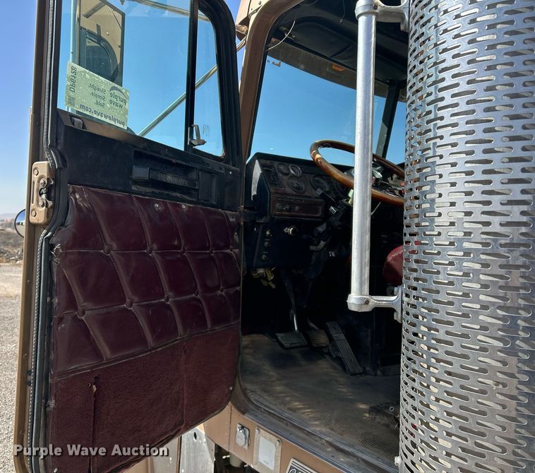 image for item DP6128 2000 Freightliner FLD120 semi truck