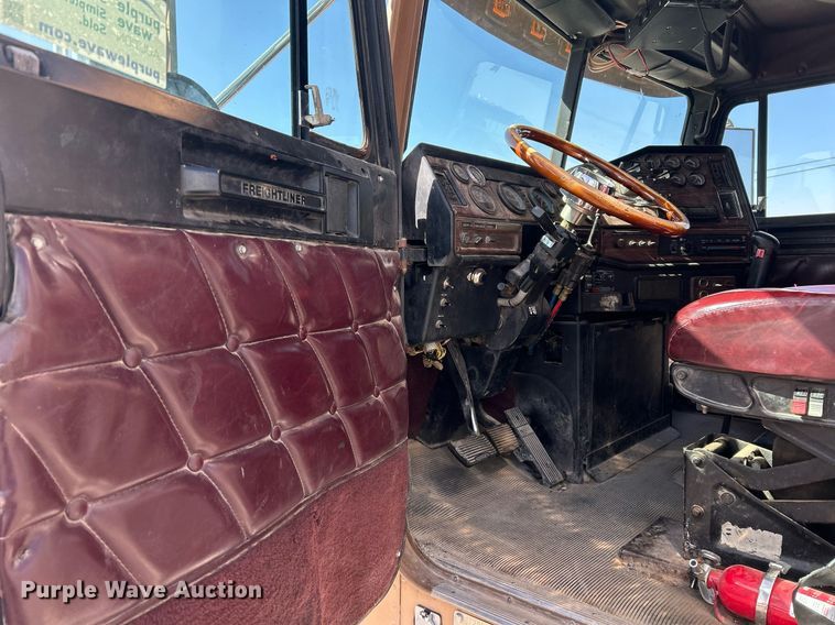 image for item DP6128 2000 Freightliner FLD120 semi truck