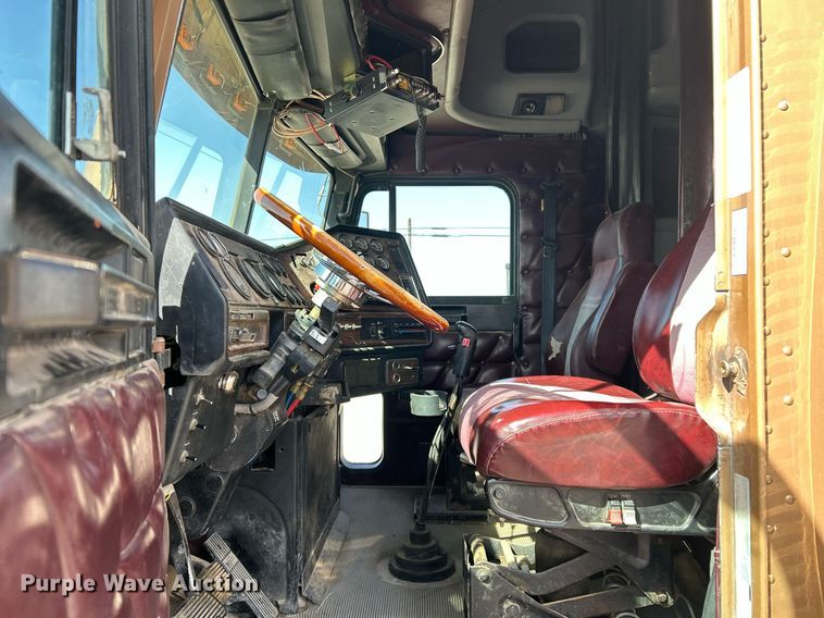 image for item DP6128 2000 Freightliner FLD120 semi truck