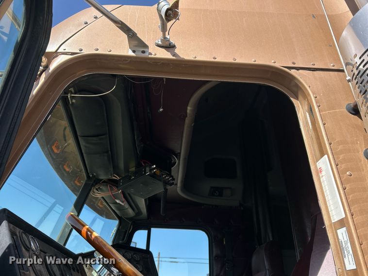 image for item DP6128 2000 Freightliner FLD120 semi truck