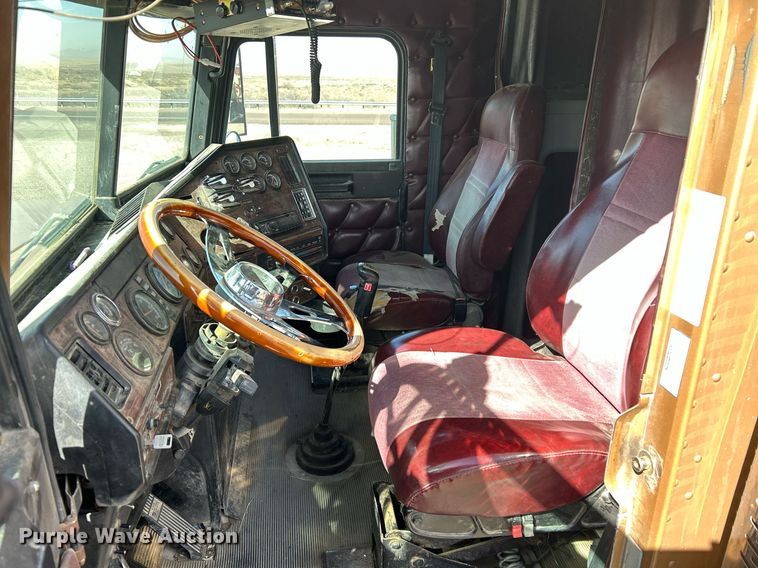 image for item DP6128 2000 Freightliner FLD120 semi truck