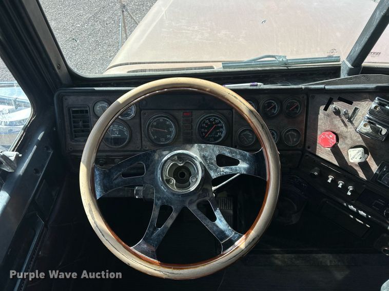 image for item DP6128 2000 Freightliner FLD120 semi truck