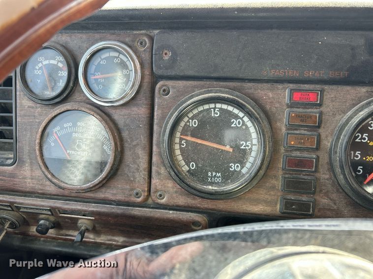 image for item DP6128 2000 Freightliner FLD120 semi truck