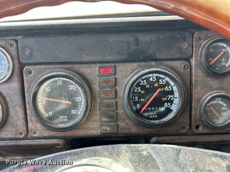 image for item DP6128 2000 Freightliner FLD120 semi truck