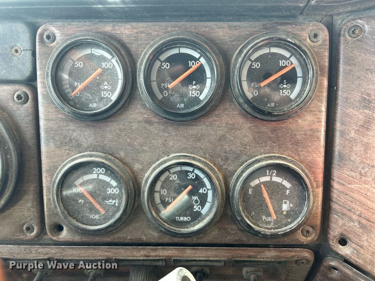 image for item DP6128 2000 Freightliner FLD120 semi truck