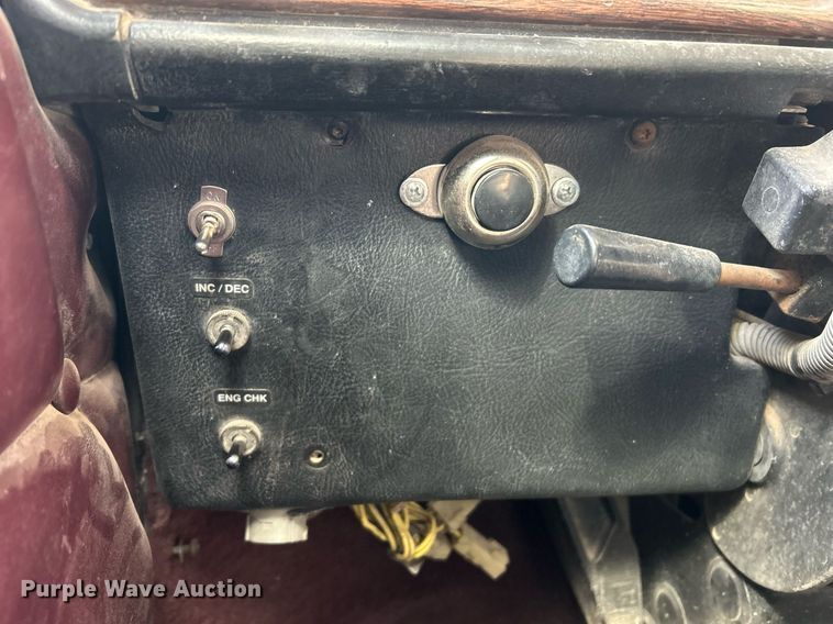 image for item DP6128 2000 Freightliner FLD120 semi truck