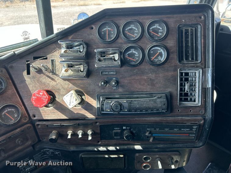 image for item DP6128 2000 Freightliner FLD120 semi truck