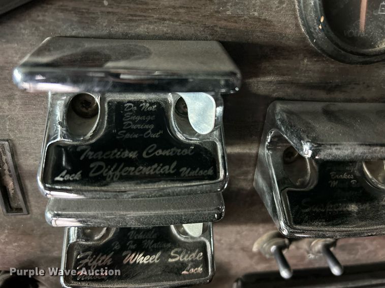 image for item DP6128 2000 Freightliner FLD120 semi truck