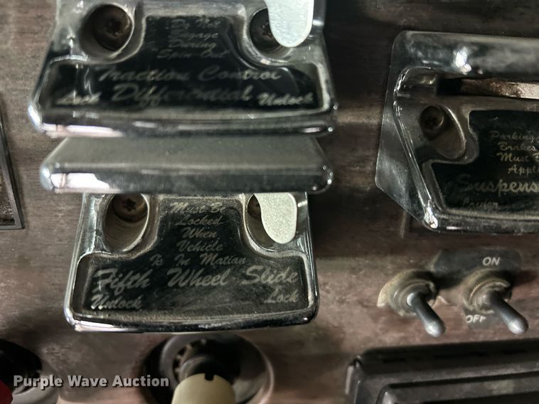 image for item DP6128 2000 Freightliner FLD120 semi truck