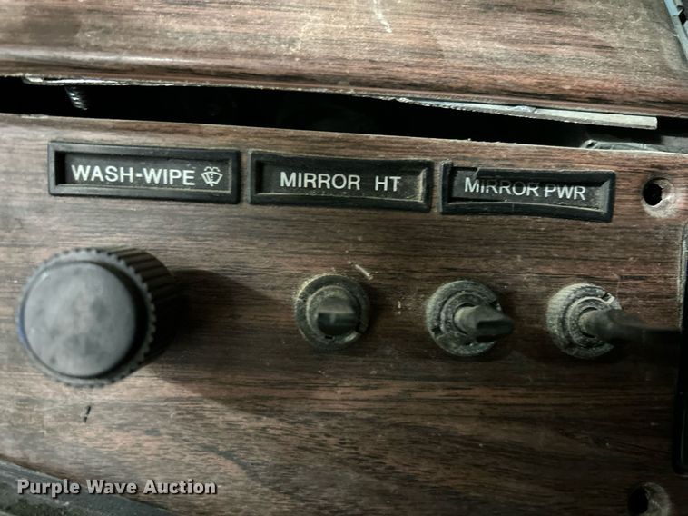 image for item DP6128 2000 Freightliner FLD120 semi truck