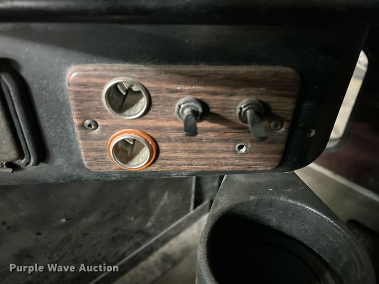 image for item DP6128 2000 Freightliner FLD120 semi truck