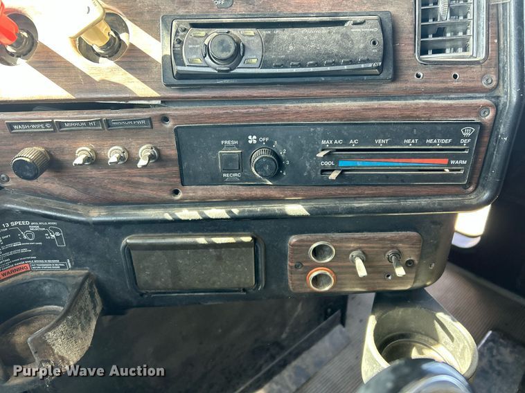 image for item DP6128 2000 Freightliner FLD120 semi truck