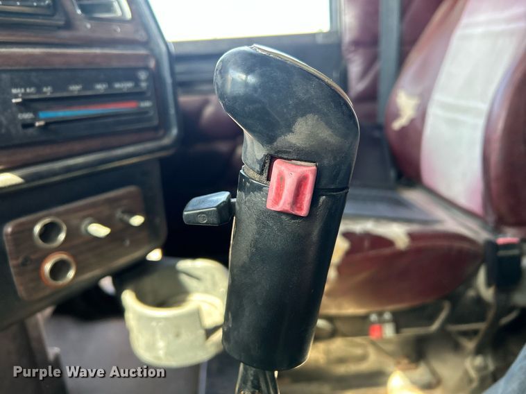 image for item DP6128 2000 Freightliner FLD120 semi truck