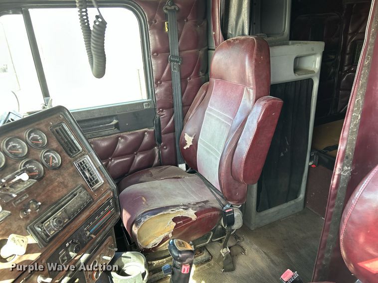 image for item DP6128 2000 Freightliner FLD120 semi truck