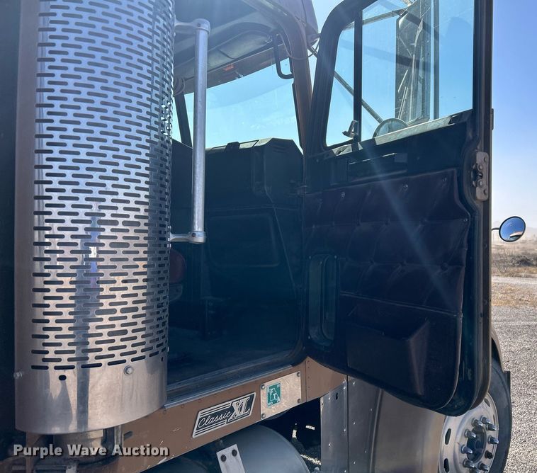 image for item DP6128 2000 Freightliner FLD120 semi truck