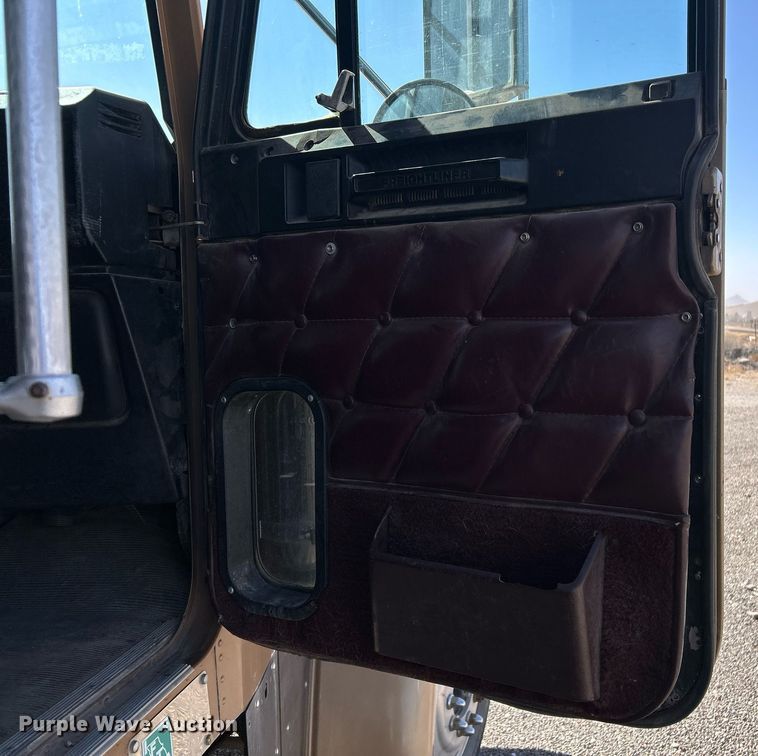 image for item DP6128 2000 Freightliner FLD120 semi truck