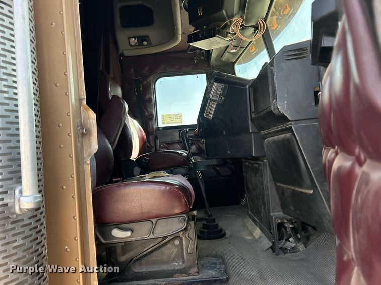 image for item DP6128 2000 Freightliner FLD120 semi truck