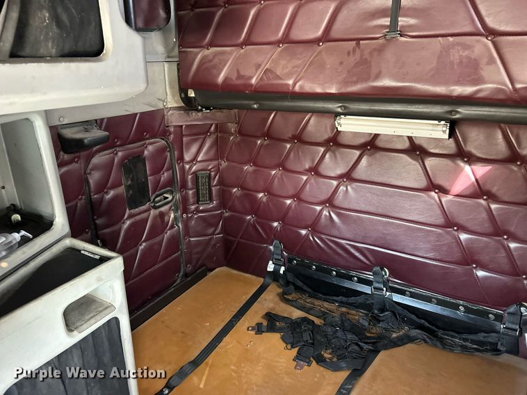 image for item DP6128 2000 Freightliner FLD120 semi truck