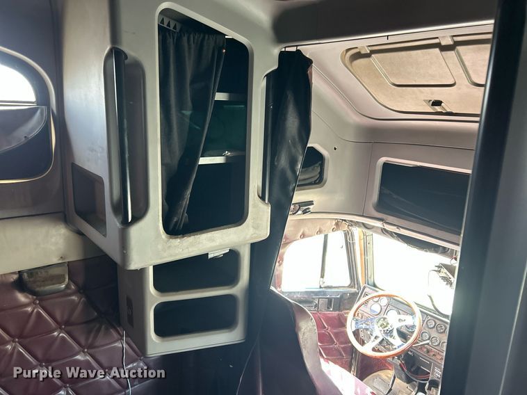 image for item DP6128 2000 Freightliner FLD120 semi truck