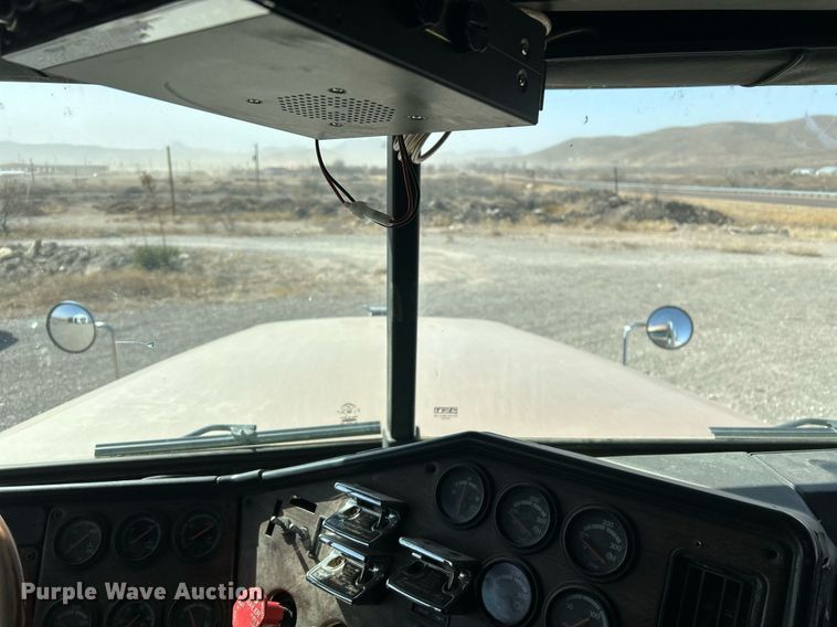 image for item DP6128 2000 Freightliner FLD120 semi truck