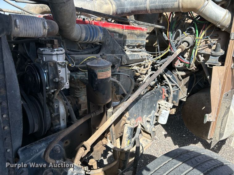 image for item DP6128 2000 Freightliner FLD120 semi truck