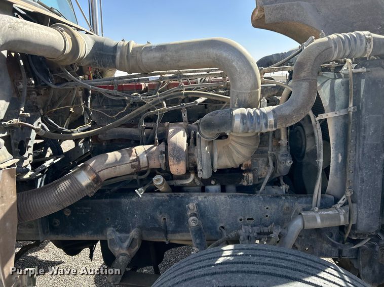 image for item DP6128 2000 Freightliner FLD120 semi truck