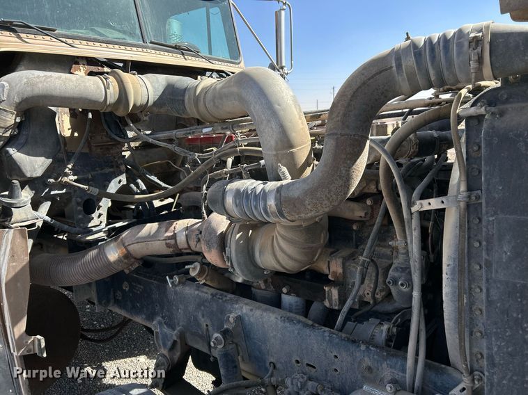 image for item DP6128 2000 Freightliner FLD120 semi truck