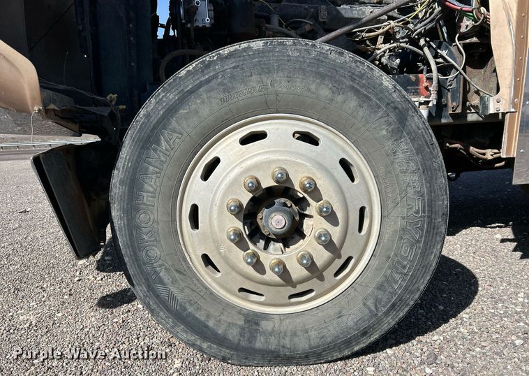 image for item DP6128 2000 Freightliner FLD120 semi truck