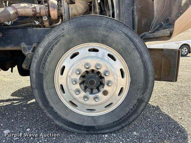 image for item DP6128 2000 Freightliner FLD120 semi truck