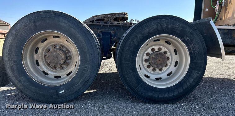 image for item DP6128 2000 Freightliner FLD120 semi truck