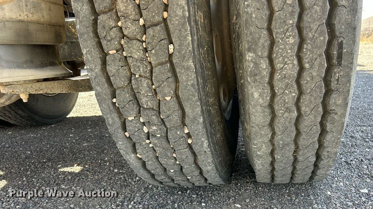 image for item DP6128 2000 Freightliner FLD120 semi truck