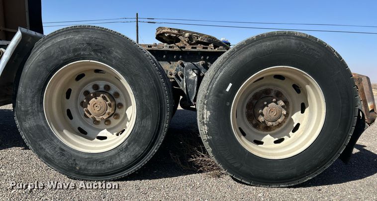 image for item DP6128 2000 Freightliner FLD120 semi truck