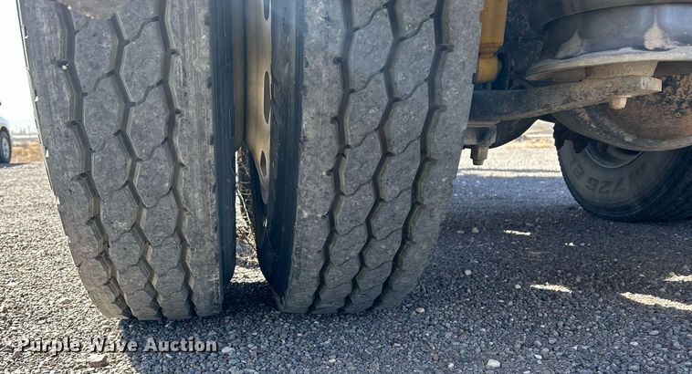 image for item DP6128 2000 Freightliner FLD120 semi truck