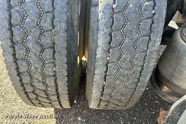 image for item DP6128 2000 Freightliner FLD120 semi truck